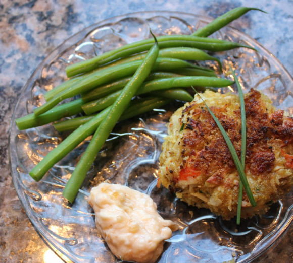 1. Этап. Котлеты из крабовых палочек: 5. В сковороду влейте масла, разогрейте на средне-высоком огне. Можно использовать смесь из сливочного и растительного масла, так вкуснее, мне кажется. Когда масло нагреется, жарим котлеты с двух сторон, примерно по 5 минут с каждой. Подавайте котлеты из крабовых палочек с овощами и белым соусом. Приятного аппетита!