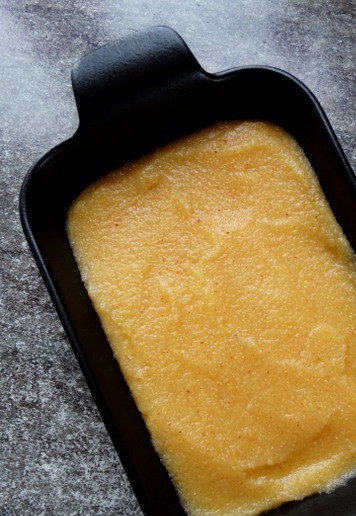 1. Этап. Полента в беконе на гриле: Дать поленте слегка остыть. Переложить в небольшую форму с бортиками. Убрать в холодильник до стабилизации. Удобно убрать на ночь и забыть до утра)).