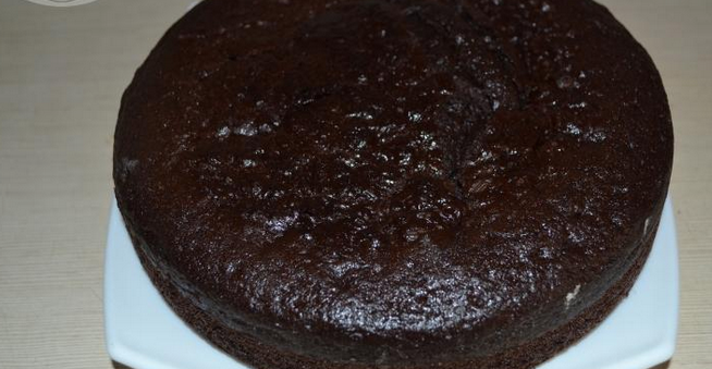 1. Этап. Торт Черная магия: В миске смешиваем муку, сахар, 1 стакан какао, соду, разрыхлитель и соль. Затем добавляем яйца, кофе, кефир, растительное масло и ванильный сахар. Взбиваем массу миксером или блендером. Вливаем в форму смазанную маслом и выпекаем в духовке 30 минут. Извлекаем из формы, даем полностью остыть и разрезаем на 2-3 части.