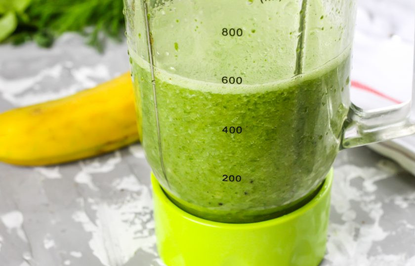 1. Этап. Смузи со шпинатом, киви и бананом: Измельчите содержимое емкости до однородности, пюрируя все кусочки фруктов.