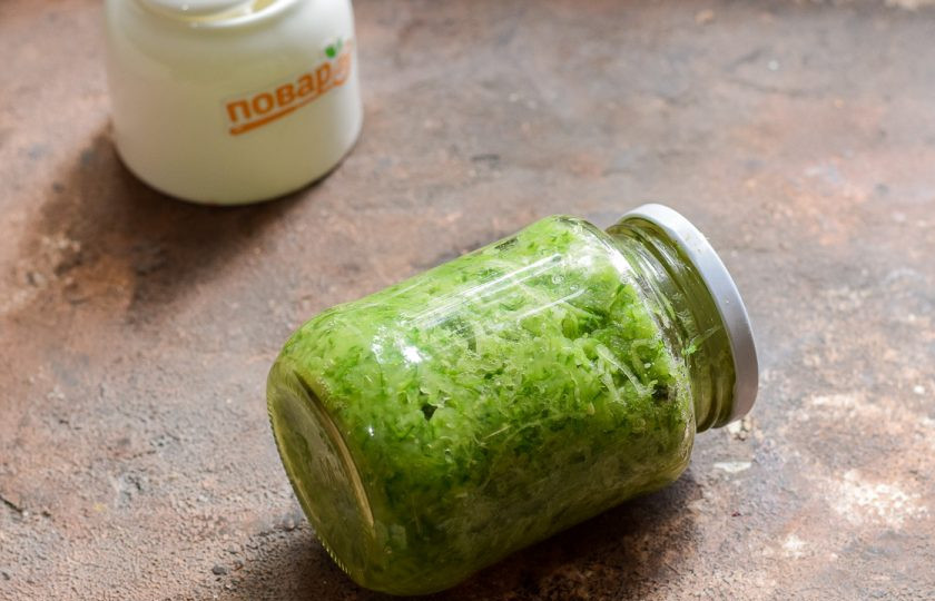 1. Этап. Тертые огурцы на зиму в банках: Спустя время достаньте банку из кастрюли. Банку герметично закатайте стерильной крышкой, поставьте дном вверх. Укройте заготовку теплым пледом или одеялом, оставьте на 24 часа в покое. Спустя указанное время перенесите заготовку в кладовку.