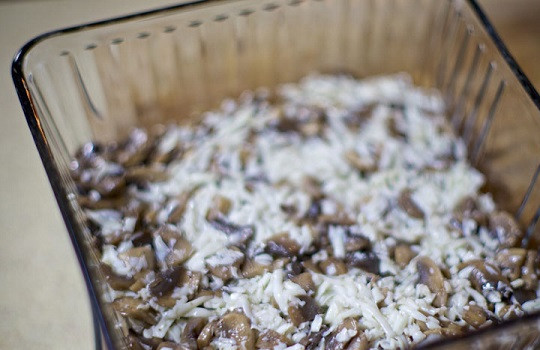 1. Этап. Куриный салат с грибами: 6. Выложите на дно формы для подачи ровным слоем.