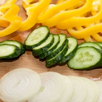 1. Этап. Домашний гамбургер с ржаным хлебом: Свеженькие перец, лук и огурцы тонко-тонко нарежем. Листовой салат просто вымоем и обсушим.