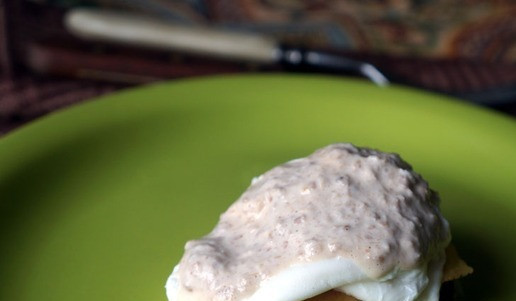 1. Этап. Бенедикт по-сибирски: Сверху полить сметанно-хреновым соусом.