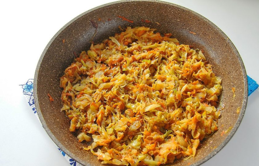 1. Этап. Кулебяка с капустой: Пока поднималось тесто, необходимо было приготовить начинку. Для этого нашинкуйте капусту, морковь потрите на терке, лук порежьте кубиками. Обжарьте овощи на растительном масле до готовности. В процессе начинку посолите и добавьте черный молотый перец по желанию.