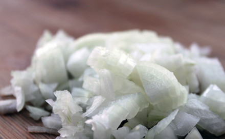 1. Этап. Рыбный суп-пюре: Шинкуем лук.