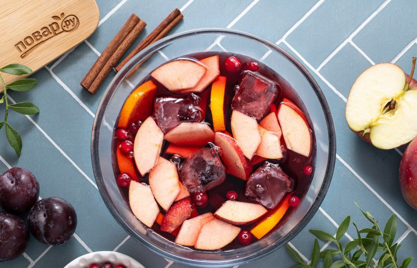 1. Этап. Холодный пунш: Перед подачей влейте в чашу шампанское и добавьте лед. После этого можно разливать пунш по стаканам.