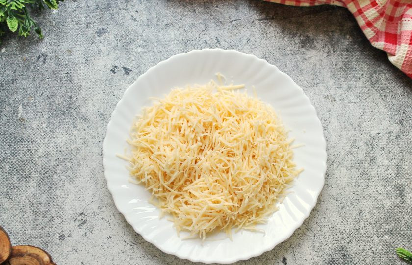 1. Этап. Гавайская запеканка: Твердый сыр натрите на средней терке и посыпьте верх массы.