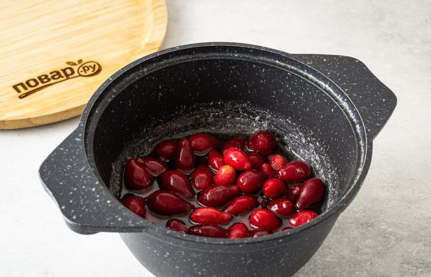 1. Этап. Варенье кизиловое: Добавьте кизил. Доведите до кипения на медленном огне. Проварите 20 минут. Во время варки снимайте образовавшуюся пену ложкой.