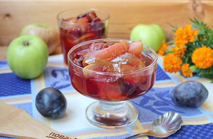 1. Этап. Варенье из яблок и слив: Варенье из слив и яблок готово. Разлейте горячее варенье в стерилизованные банки. Храните в прохладном помещении.