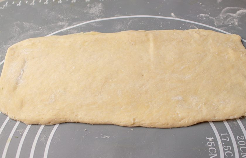 1. Этап. Творожные рогалики с вишней: Жгут раскатайте в прямоугольник.