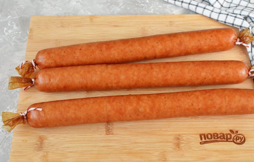 1. Этап. Домашняя колбаса из курицы: Достаньте колбасу и обдайте ледяной водой, чтобы остановить процесс варки внутри, чтобы оболочка легко снималась.