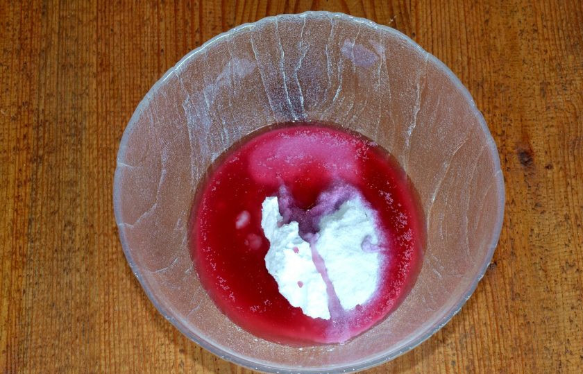 1. Этап. Японские пирожные Моти: Сок черники влейте в воду и добавьте к сухим ингредиентам.