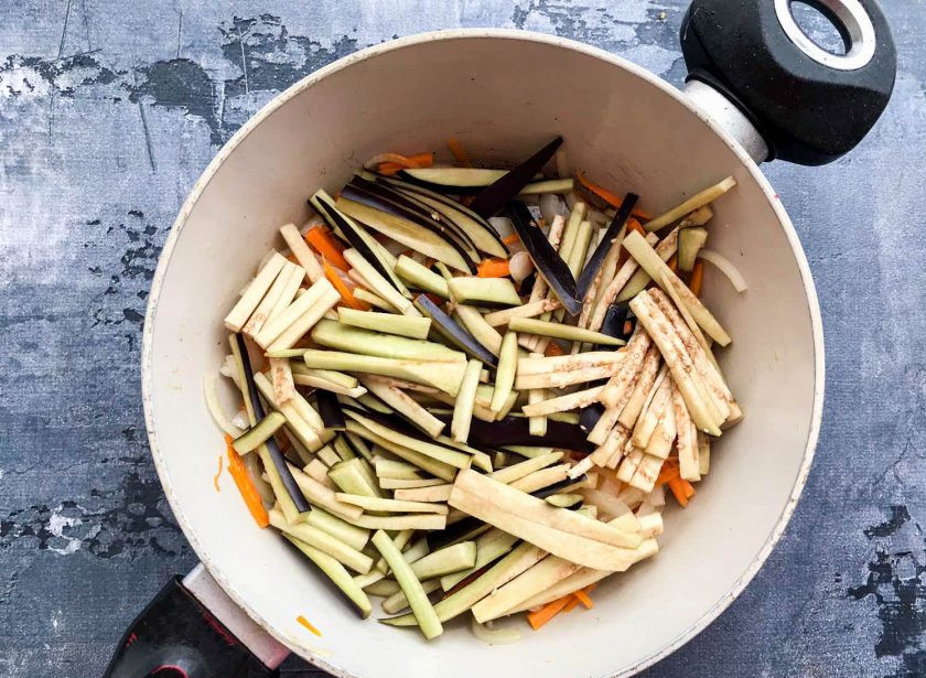 1. Этап. Баклажаны с морковью и болгарским перцем: Добавьте баклажаны и жарьте 7-8 минут.