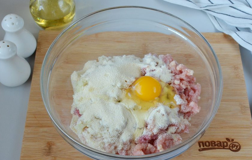 1. Этап. Куриные котлеты с манкой: Добавьте манку и яйцо, соль и перец по вкусу.