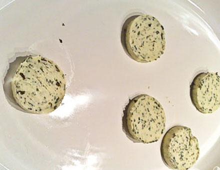 1. Этап. Стейк (T-Вone steak): 4. Положим в огнеупорную форму сливочного масла с травами. Нарежем его кружочками.