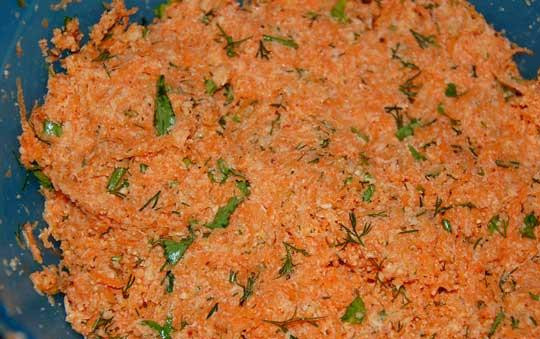 1. Этап. Морковные крокеты: Должна получиться смесь, похожая на тесто. Если смесь рассыпается, добавьте немного теплой волы и муки.