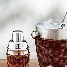 1. Этап. Имбирный Космо: 5. Заполните шейкер колотым льдом. Сразу же за этим залейте туда водку, ликер и сок, хорошенько встряхните и вылейте в бокал.