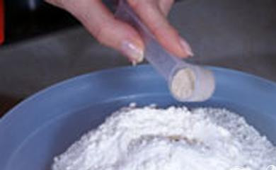 1. Этап. Чесночный багет: 2. Смешиваем муку и дрожжи. Затем высыпаем в контейнер. Программа, которую мы выбираем – «Багеты». Включаем кнопкой «Старт».