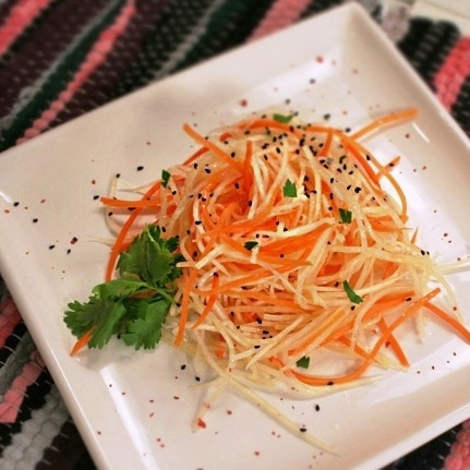 1. Этап. Салат из редьки с морковью: Салат из редьки с морковью готов. Подавать лучше сразу же. Приятного аппетита! ;)