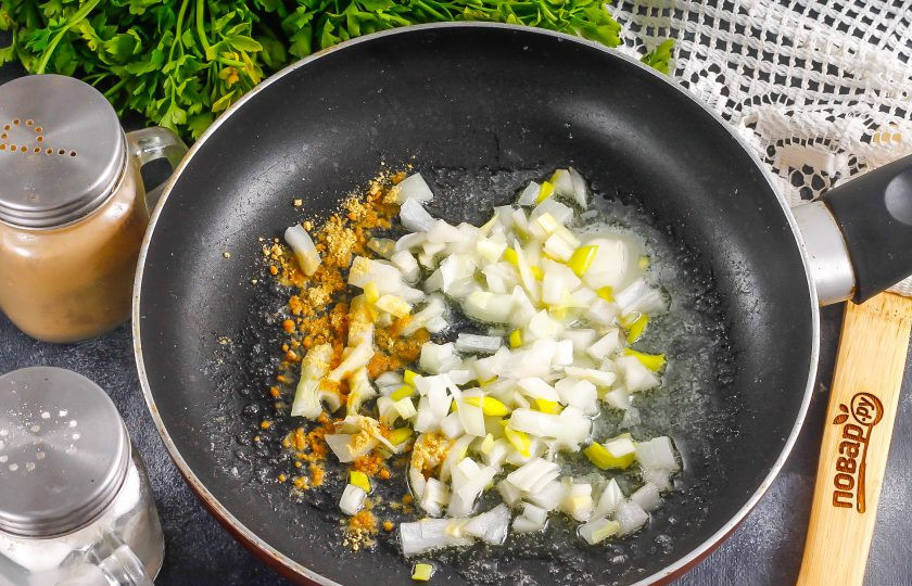 1. Этап. Сливочно-имбирный соус: Добавьте молотый имбирь и обжарьте еще минуту.