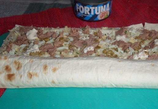 1. Этап. Рулет из лаваша Новогодний: Сворачиваем лаваш в рулет.