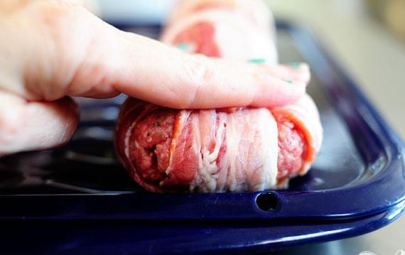 1. Этап. Сэндвичи с фрикадельками в беконе: 4. Выложить фрикадельки швом вниз на противень, смазанный маслом. Аккуратно нажать пальцами на каждую фрикадельку. Поставить противень с фрикадельками в холодильник на 20-30 минут.