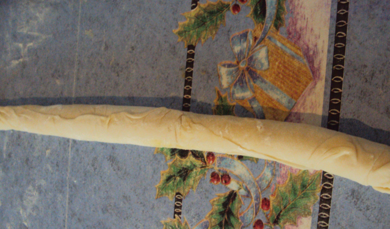 1. Этап. Самса самаркандская: Через 5 минут сверните тесто в тугой рулет.