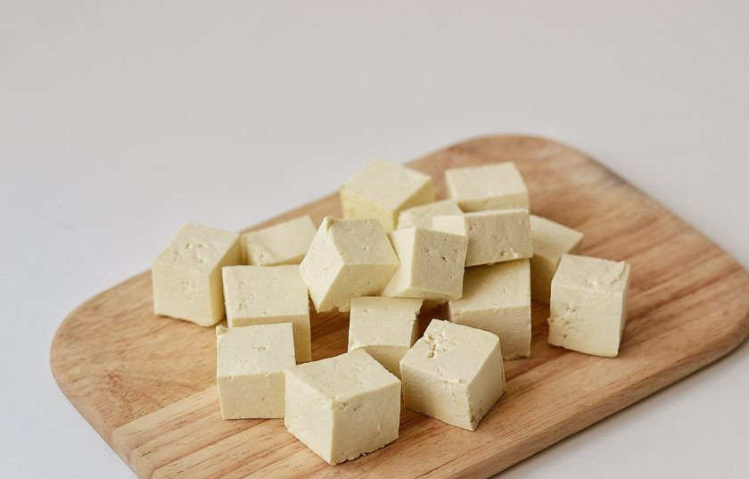 1. Этап. Тофу чили: Тофу нарежьте кубиками среднего размера. Если тофу выделяет много жидкости, промокните его бумажными полотенцами.