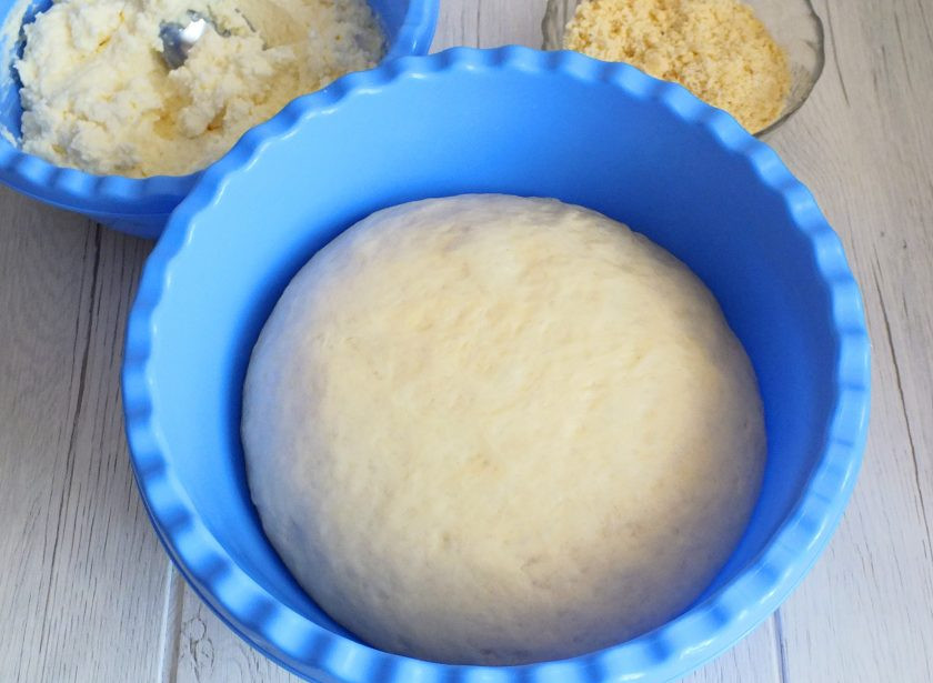 1. Этап. Татарский пирог с творогом: По истечении времени тесто заметно увеличится. Оно готово к разделке.