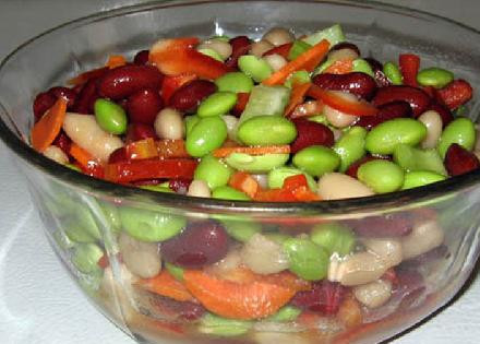 1. Этап. Тройной бобовый салат: Заливаем бобовые готовым соусом и перемешиваем.