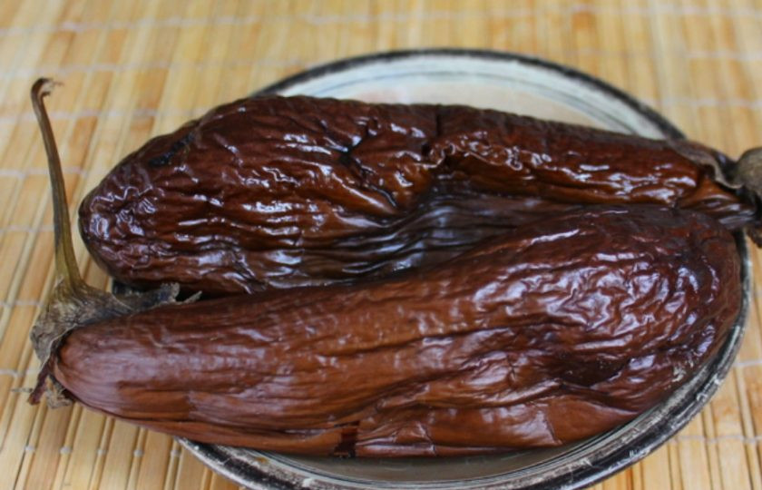 1. Этап. Салат из печеных баклажанов с помидорами: Готовые баклажаны чистим и остужаем.