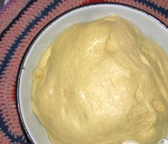 1. Этап. Кулич с белым изюмом: Растопите сливочное масло и влейте в тёплое молоко, добавить дрожжи, 5 яиц, пол кг. сахара, ванилин (щепотку), соль и муку. Замешивайте пока тесто не перестанет прилипать к руке, после, добавьте растительное масло. Консистенция должна быть эластичной и мягкой. Отставьте тесто в тёплое место подниматься (оно должно подняться в три раза, это примерно 2-3 часа). Далее, добавляем кишмиш (промыть и высушить) в тесто, подбиваем и отставляем ещё подняться. Затем ещё разок подбиваем и оставляем ещё немного подняться.