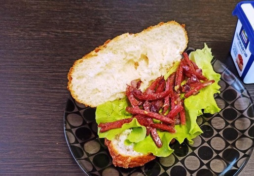 1. Этап. Мексиканская торта с чоризо: На половину листа салата выложить обжаренные чоризо с луком и чесноком.