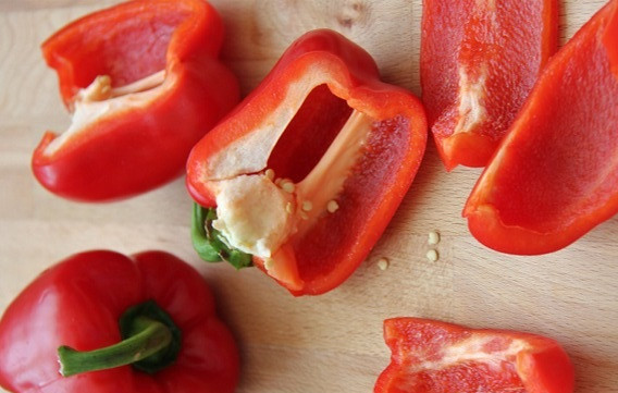 1. Этап. Конфитюр из перца: 1. Сейчас я подробно расскажу и покажу, как сделать конфитюр из перца. Для начала необходимо вымыть и просушить сладкий перец. Очистить его от хвостиков и семян и нарезать небольшими кусочками. Использовать можно не только красный, но и оранжевый или желтый перец (зеленый может дать не очень красивый оттенок).