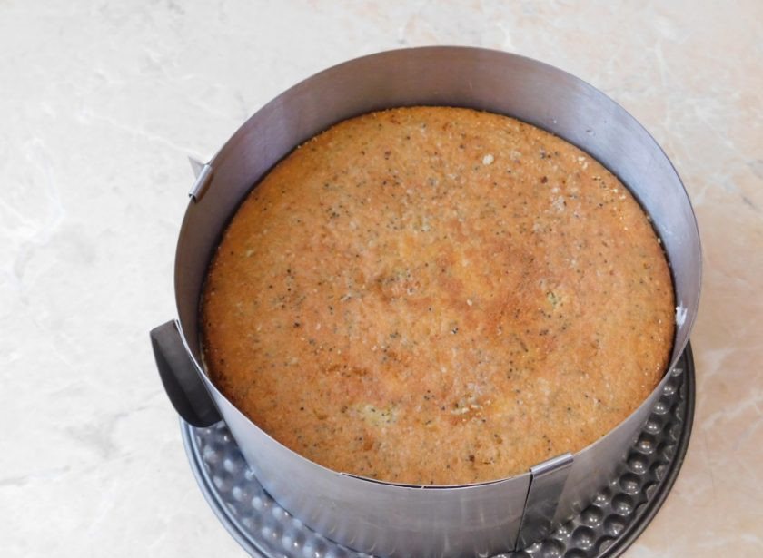 1. Этап. Торт для свекрови: Затем конфи смажьте слоем крема и выложите сверху второй корж. Торт можо оставить в таком составе. А можно все слои еще раз повторить. Собранный торт убираем в холодильник на несколько часов, чтобы он застыл.