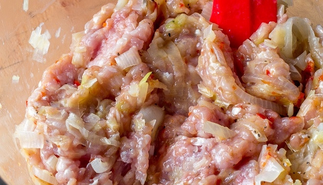 1. Этап. Праздничный куриный рулет: 5. Все перемешайте до однородности.