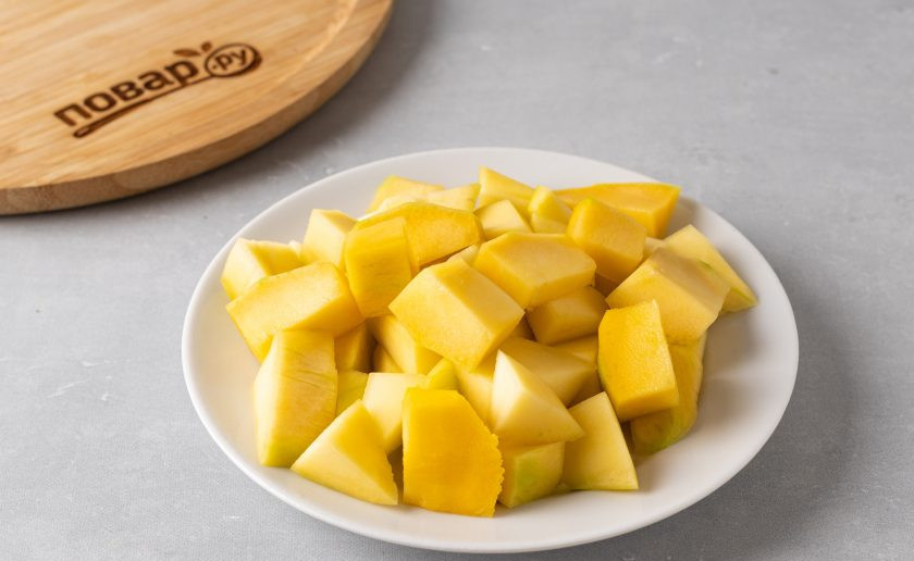 1. Этап. Манговый шейк: Манго помойте, разрежьте и очистите от кожуры. Нарежьте кубиками.