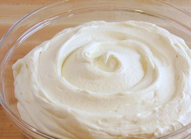 1. Этап. Торт за 20 минут: 1. Коржи, если надо, сделайте сами, но можно купить заготовки. У меня были купленные уже запеченные коржи, поэтому я сразу перешла к крему. Крем самый простой: сливки взбиваем с маслом комнатной температуры и сахарной пудрой.