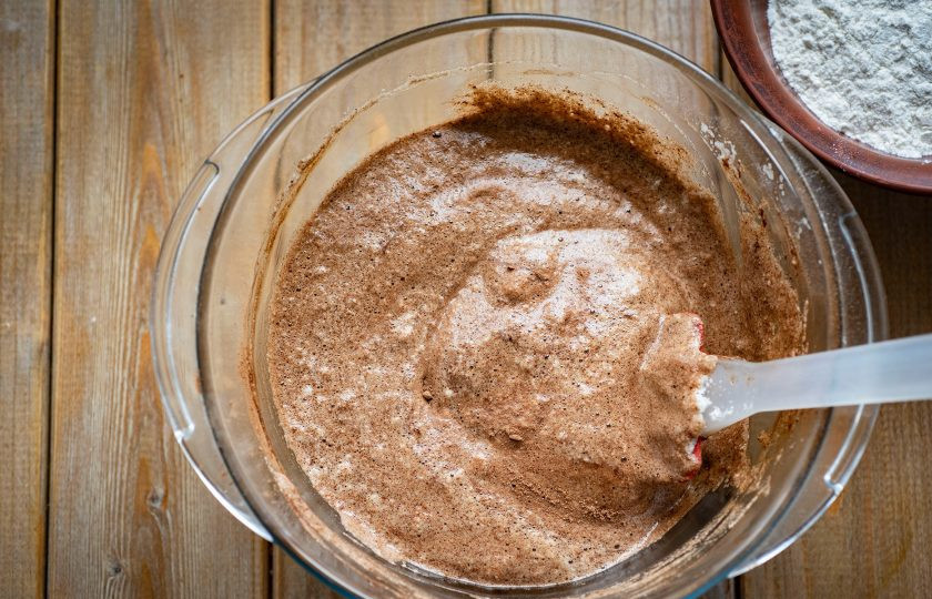 1. Этап. Шоколадный торт с кремом из маскарпоне: Добавьте 20 грамм какао и также аккуратно вмешайте в яичную массу.