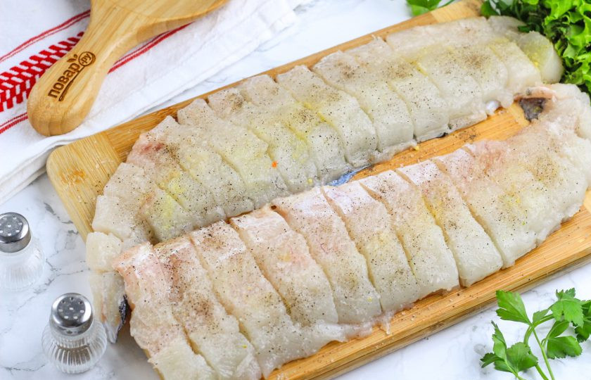 1. Этап. Юкола из щуки: Смешайте соль, приправу и молотый черный перец. Натрите мякоть смесью этих специй и подвесьте на проволоке или шнуре в проветриваемом закрытом помещении, чтобы туда не попадали насекомые. Для вяленья рыбы необходим сквозняк.