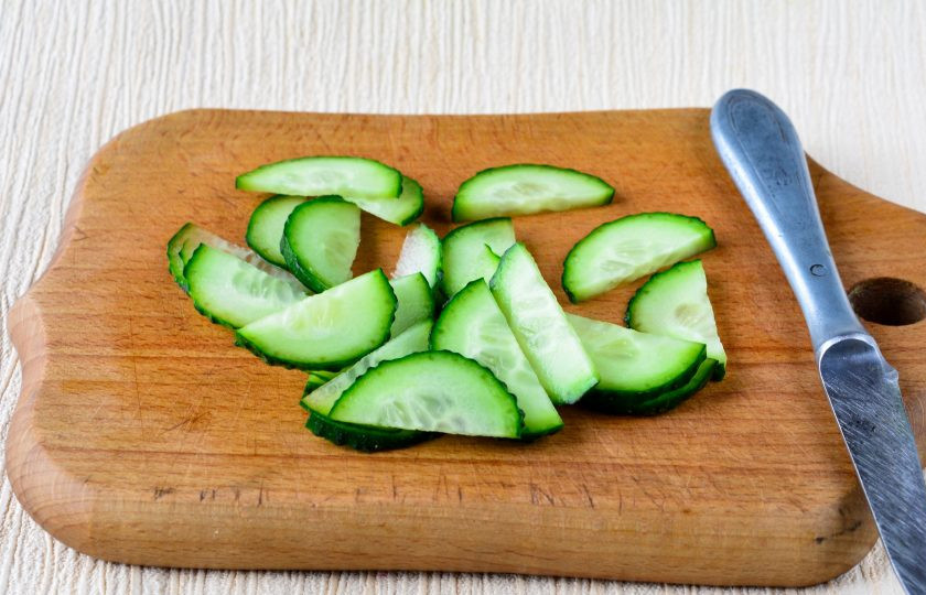 1. Этап. Салат из черемши: 4. Вымойте свежие огурцы и нарежьте их полукружками.