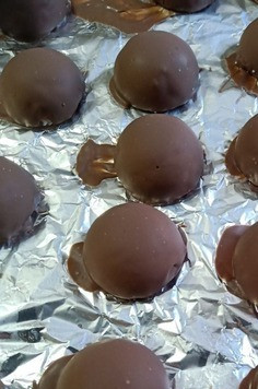 1. Этап. Конфеты А-ля Баунти: Окунуть каждую конфету и выложить на поверхность, выстеленную фольгой или пергаментом/пищевой пленкой.