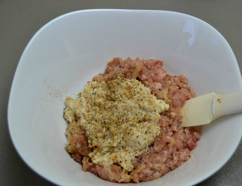 1. Этап. Куриные котлеты с молоком: Добавьте в фарш измельченный лук, размоченную в молоке булку, посолите, поперчите.