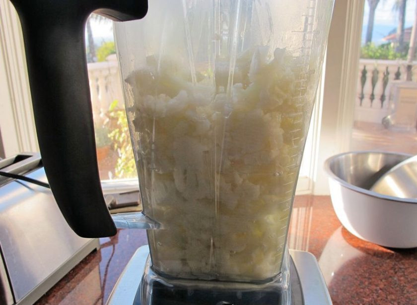 1. Этап. Суп-пюре из цветной капусты: Теперь отправьте капусту в блендер и добавьте сливочное масло. Превратите все в однородное пюре.