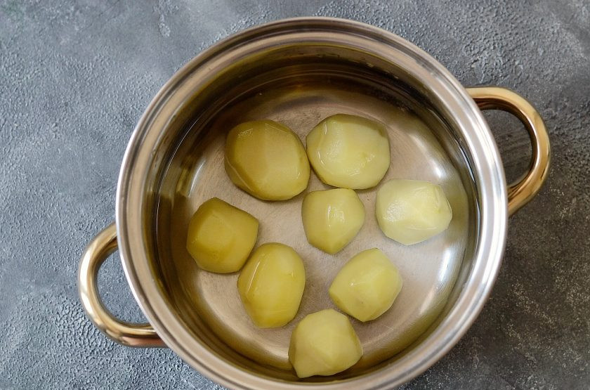 1. Этап. Марокканский картофельный салат: Картофель помойте и очистите от кожуры. Затем отварите в кипящей подсоленной воде 15-20 минут.