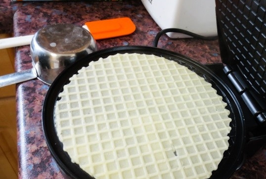 1. Этап. Вафельные коржи для торта: 4. И жарьте вафли до румяности несколько минут. Первые будут готовы примерно через 1.5 минутки, а следующие будут выпекаться быстрее.