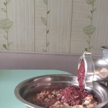 1. Этап. Котлеты из печени: Печень, картофель, сало и лук пропустить через мясорубку.