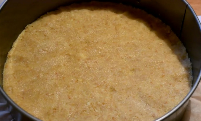 1. Этап. Творожный чизкейк со сгущенкой: 3. Форму для выпечки застелите пергаментом. Выложите печенье, утрамбуйте его плотно пальцами, чтобы получилась основа для чизкейка. Поставьте на время в холодильник.