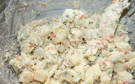 1. Этап. Картофельный салат с яйцом: 6. Выложите заправку и аккуратно перемешайте.